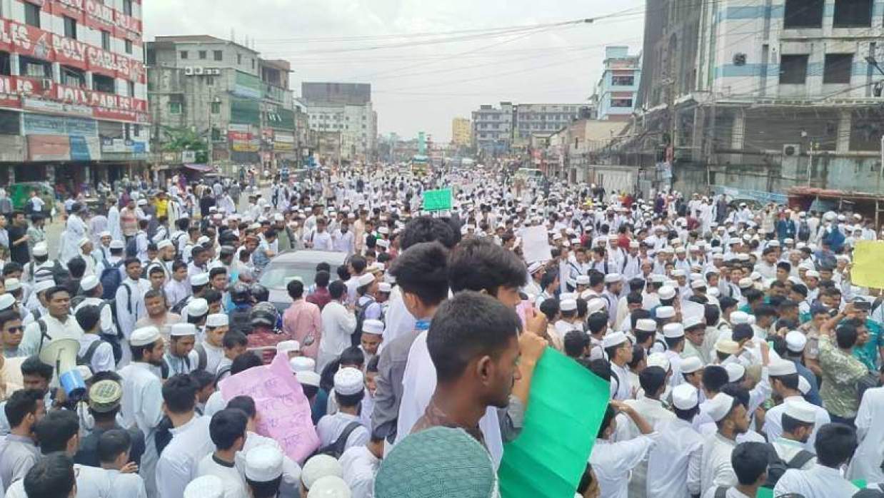 তা’মীরুল মিল্লাত কামিল মাদ্রাসার শিক্ষার্থীদের ঢাকা-ময়মনসিংহ মহাসড়ক অবরোধ
