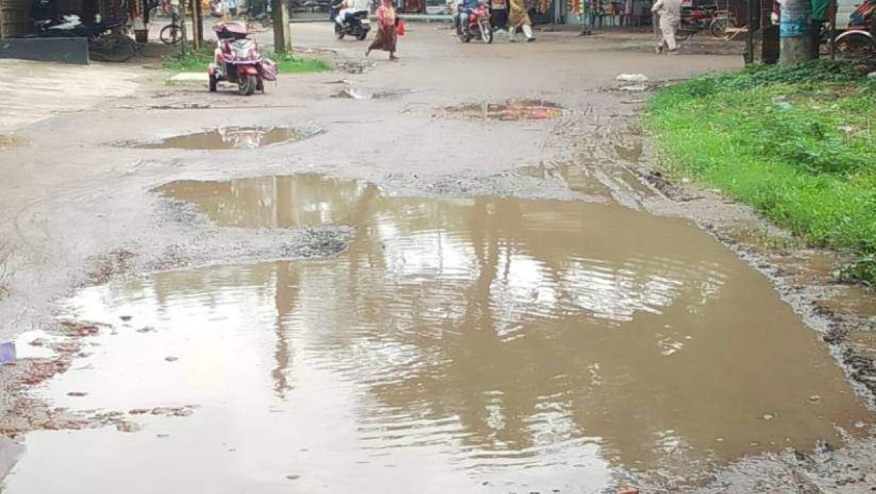 খোয়া-পিচ উঠে ছোট-বড় গর্তে জমে আছে পানি