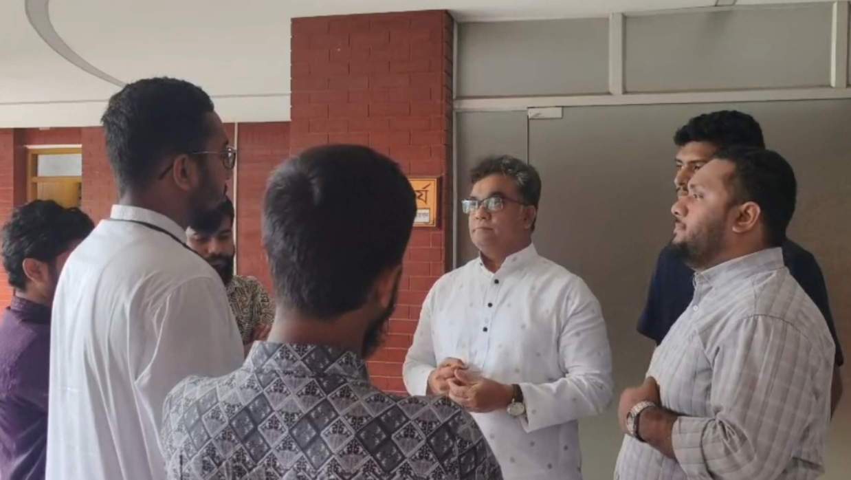 জাকসুর একটি প্রতিনিধি দল বিশ্ববিদ্যালয়ের উপাচার্যের সঙ্গে সাক্ষাৎ করে আনুষ্ঠানিকভাবে এ দাবি জানায়