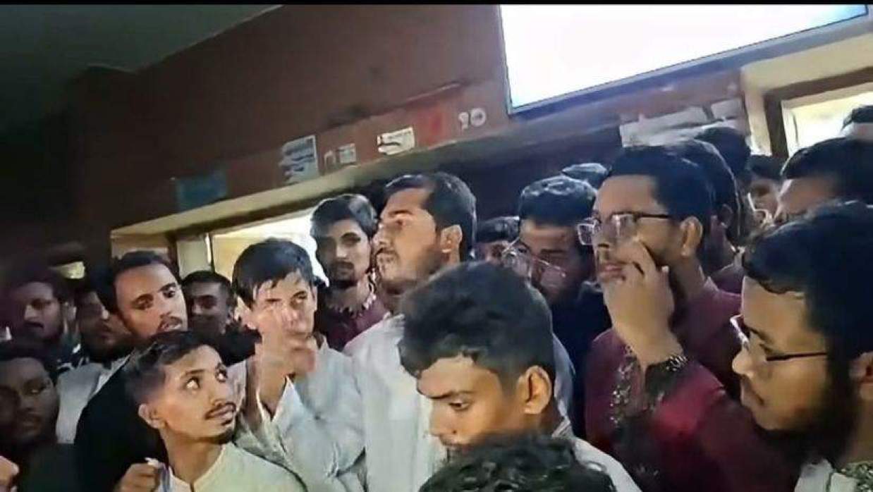 আন্দোলনরত শিক্ষার্থীদের সঙ্গে সংহতি প্রতিমন্ত্রী নুরুল হক নূরের