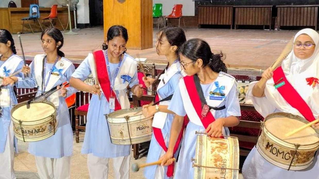 এসএসসির ফলাফল প্রকাশ করার পর শিক্ষার্থীদের উল্লাস