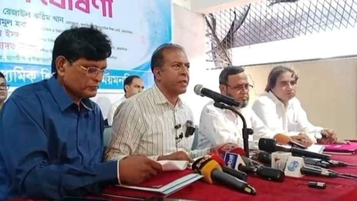 সংবাদ সম্মেলেন কথা বলছেন ময়মনসিংহ শিক্ষা বোর্ডের সচিব অধ্যাপক মো. এনামুল হক