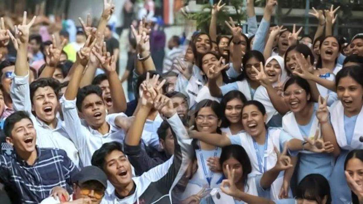 এসএসসির ফল প্রকাশের পর উচ্ছ্বসিত শিক্ষার্থীরা