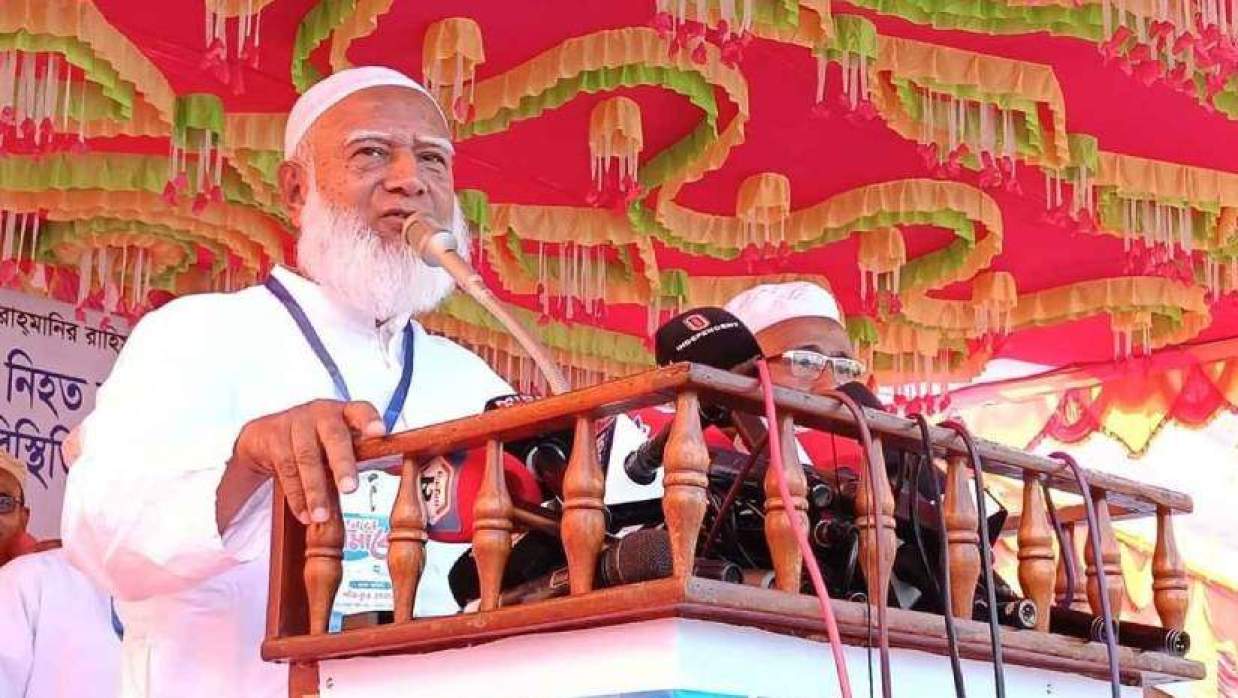 সাঘাটা উপজেলার বোনারপাড়া কাজী আজহার আলী উচ্চ বিদ্যালয় মাঠে জনসভা বক্তব্য দিচ্ছেন জামায়াতে ইসলামীর আমির ডা. শফিকুর রহমান
