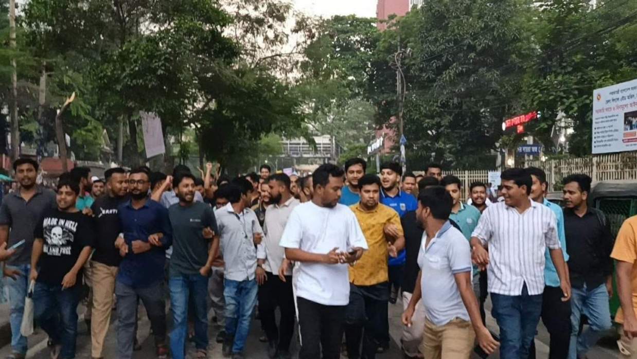 এনটিআরসির হাতে শিক্ষক নিয়োগের ক্ষমতা পুনর্বহালে জবিতে বিক্ষোভ
