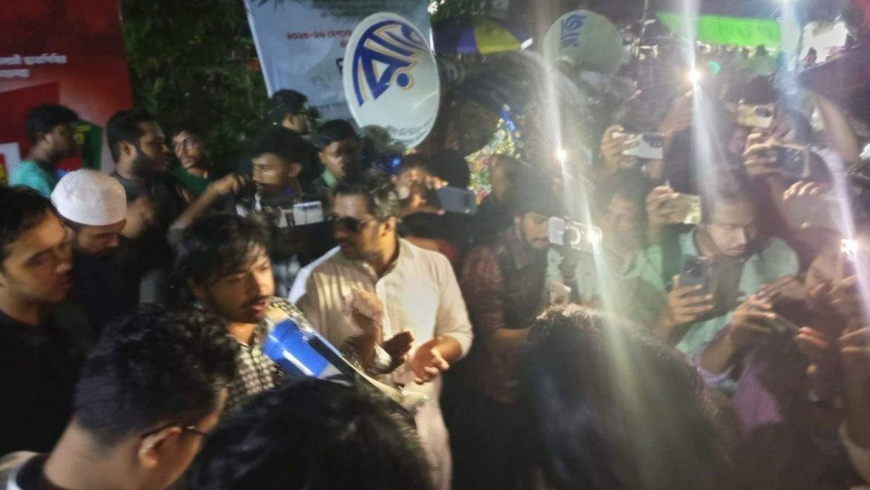 শিক্ষক নিয়োগের ক্ষমতা ম্যানেজিং কমিটির হাতে, বৃষ্টিতে ভিজে ঢাবিতে বিক্ষোভ