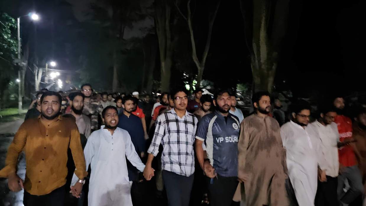 শিক্ষক নিয়োগের ক্ষমতা ম্যানেজিং কমিটির হাতে দেওয়ার প্রতিবাদে রাবি শিবিরের বিক্ষোভ