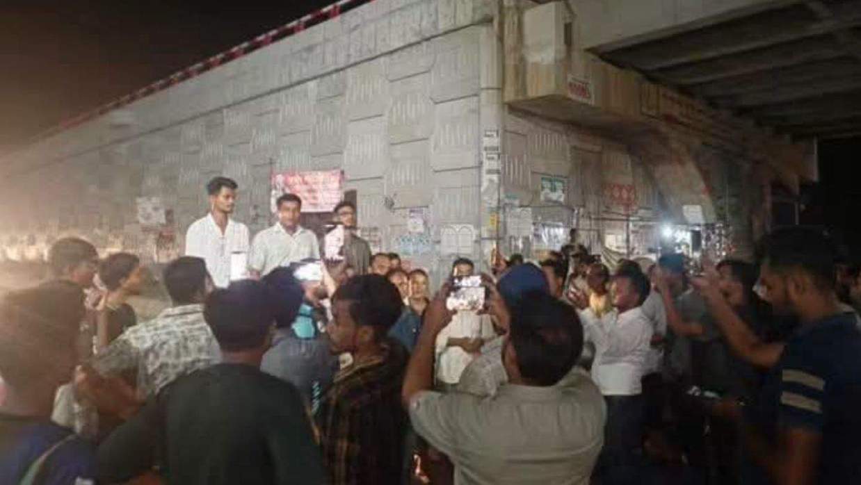 সড়ক অবরোধ করে ছাত্রদলের বিক্ষোভ