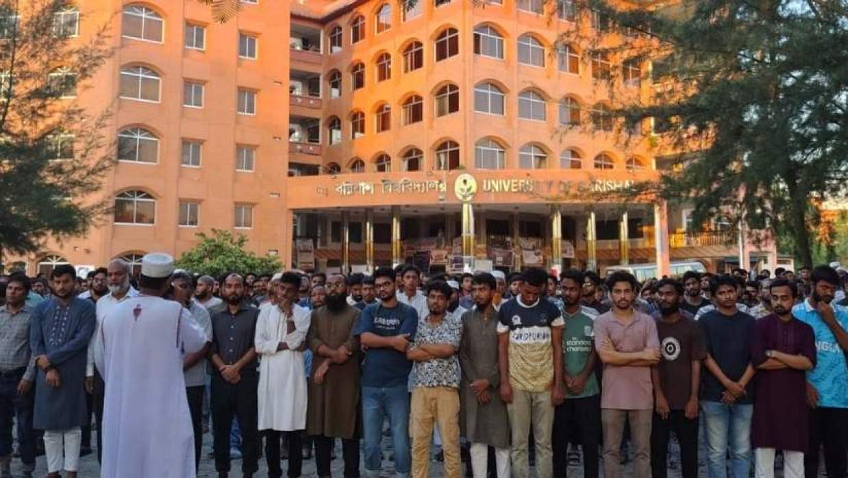 সড়ক দুর্ঘটনায় নিহত শিক্ষার্থীর গায়েবানা জানাজায় শিক্ষক-শিক্ষার্থীরা 