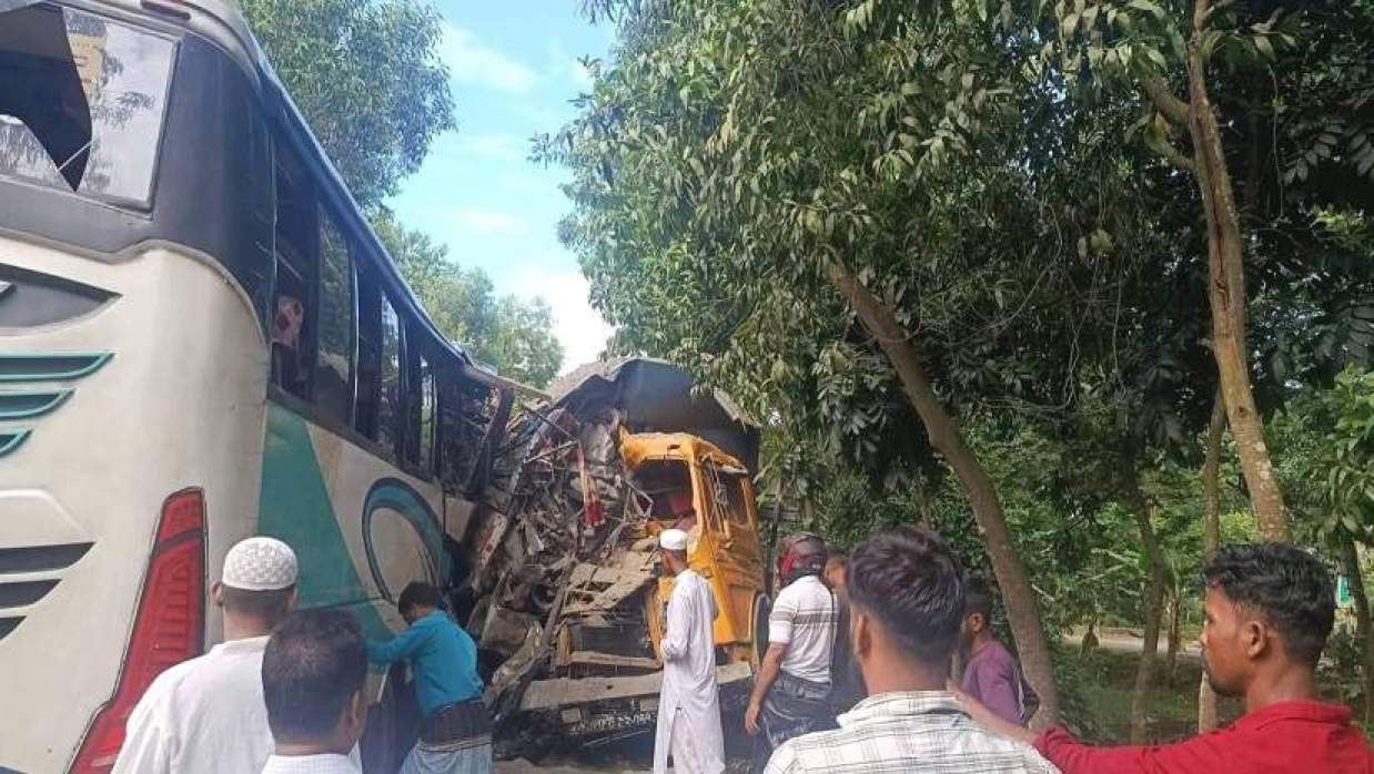 চাঁদপুরের বানিয়াচোঁ এলাকায় সড়ক দুর্ঘটনায় ক্ষতিগ্রস্ত বাস ও ট্রাক