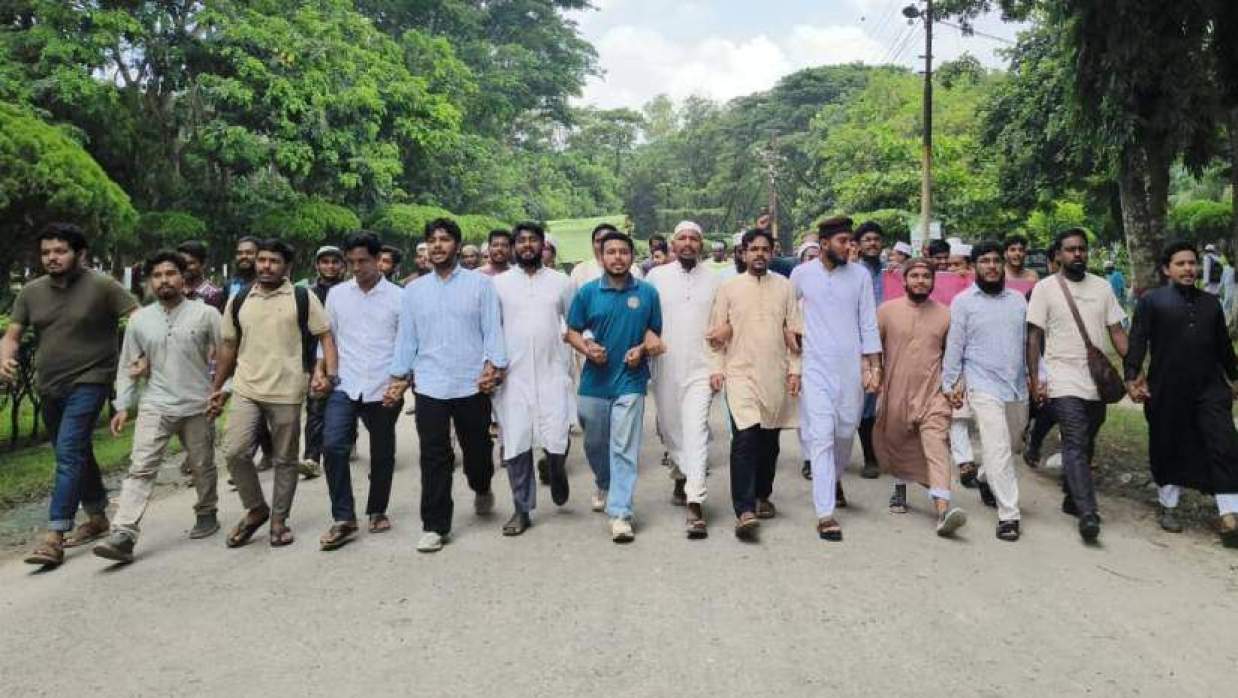 ইসলামী বিশ্ববিদ্যালয়ের শিক্ষার্থীদের বিক্ষোভ মিছিল
