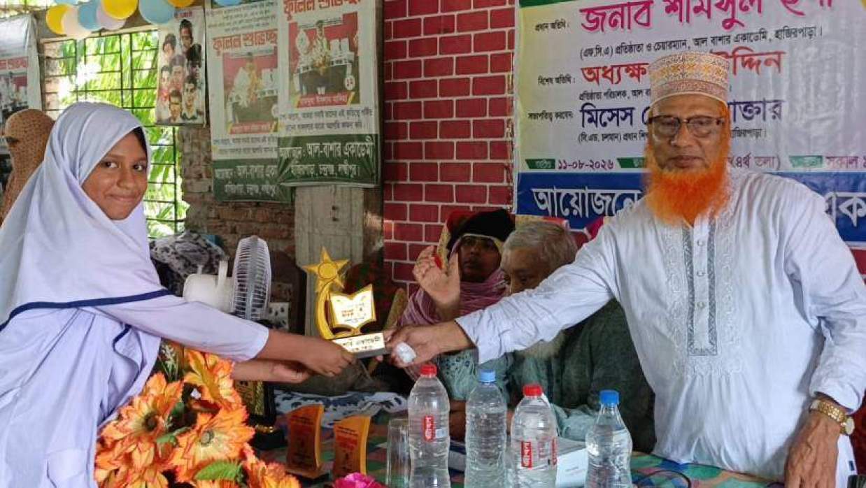 বৃত্তিপ্রাপ্ত শিক্ষার্থীর হাতে পুরস্কার তুলে দিচ্ছেন অতিথিরা