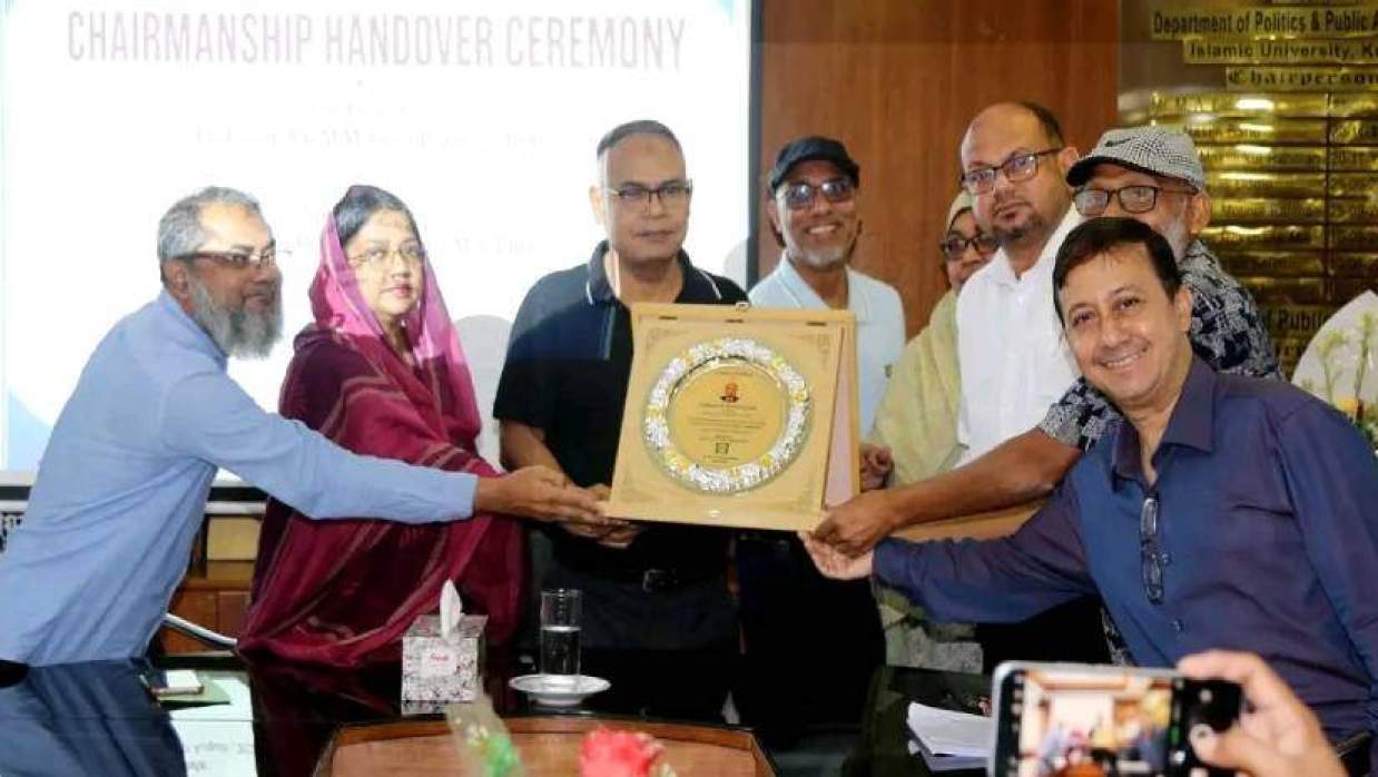 লোকপ্রশাসন বিভাগের কনফারেন্স রুমে আয়োজিত দায়িত্ব হস্তান্তর অনুষ্ঠান
