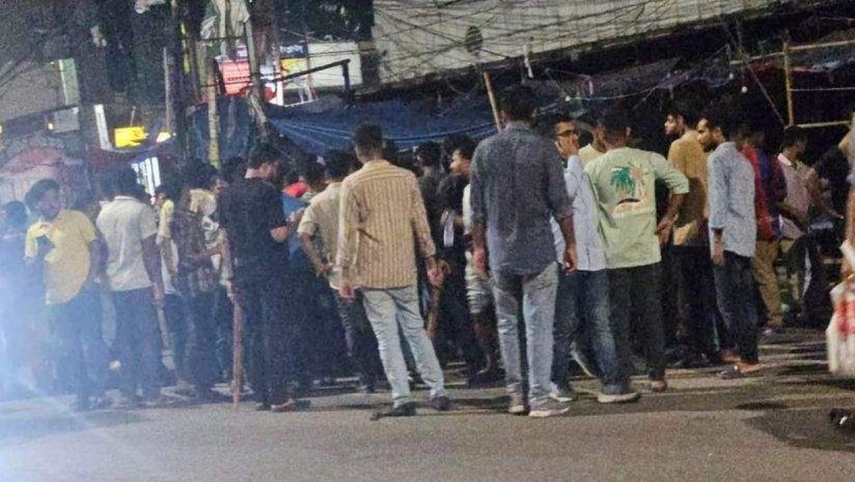  দেশীয় অস্ত্রহাতে নেতাকর্মী 