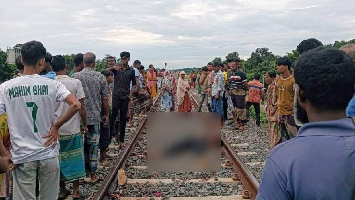 রেললাইনে পড়ে আছে মরদেহ