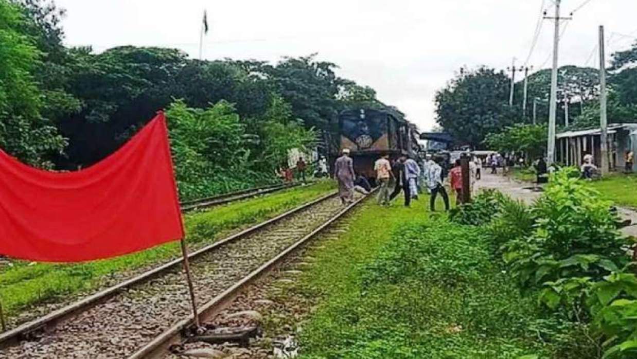 আন্তঃনগর যমুনা ট্রেনের স্থায়ী যাত্রাবিরতির দাবিতে স্থানীয় বাসিন্দাদের অবস্থান কর্মসূচি