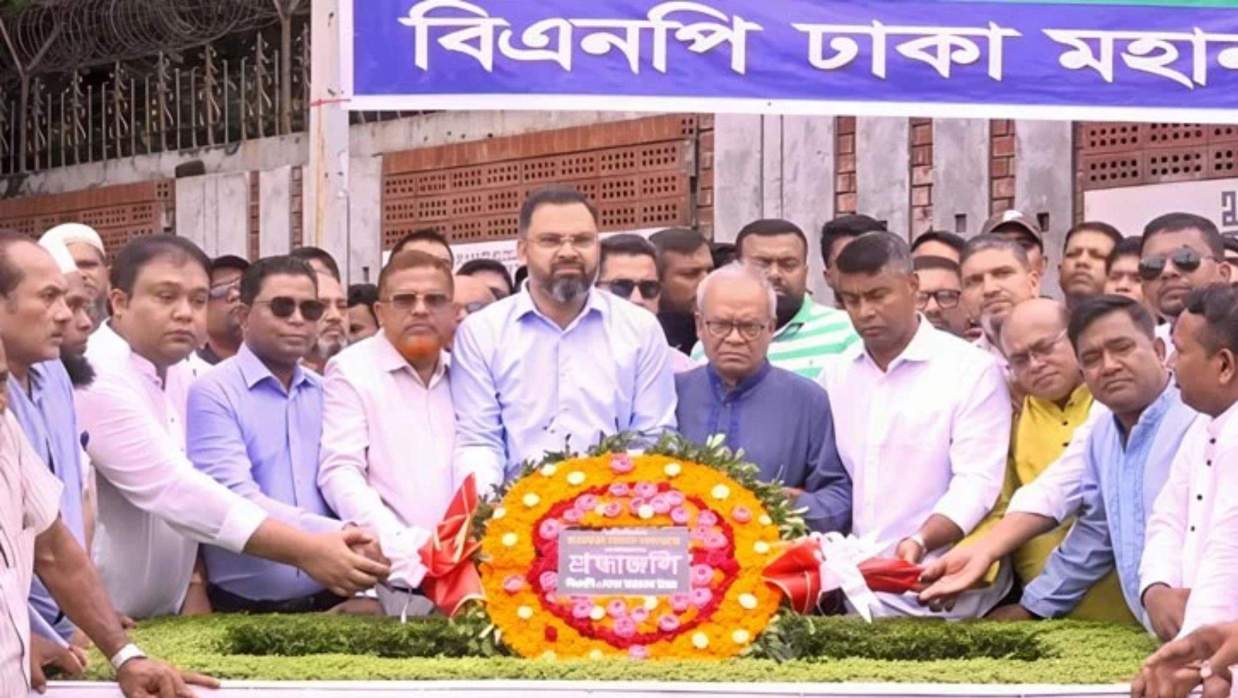বনানীতে আরাফাত রহমান কোকোর কবরে ফাতেহা পাঠ ও পুষ্পার্ঘ্য অর্পণ করছেন বিএনপি ও ক্রীড়াঙ্গনের নেতারা।