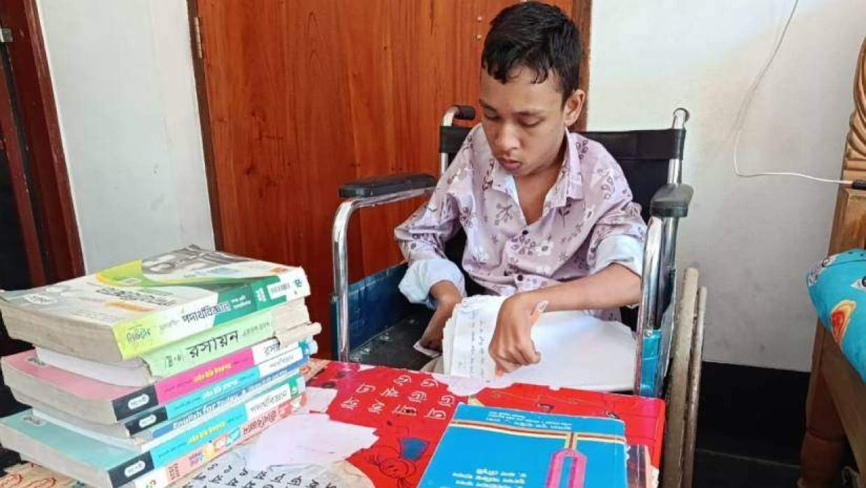 পড়ার টেবিলে ইয়াসির ইসলাম নিরব