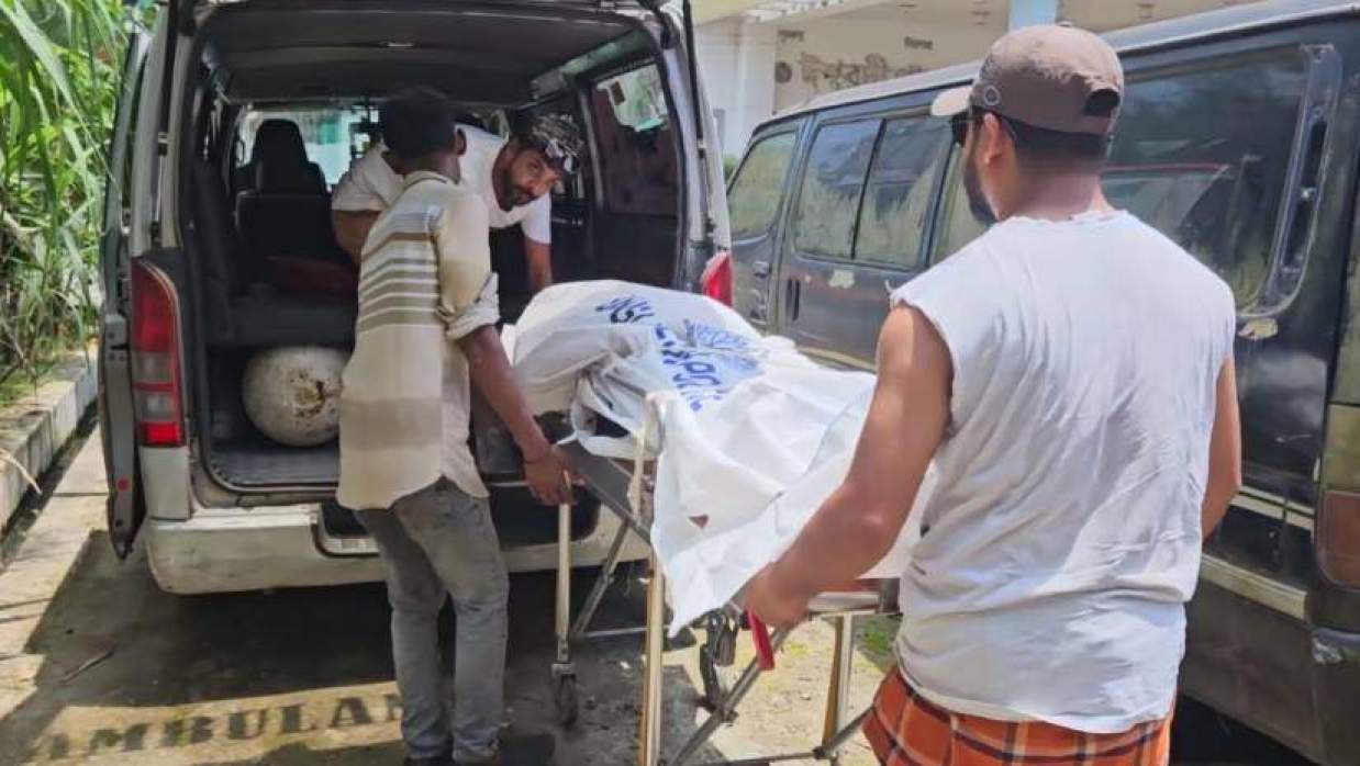 মরদেহ ঈশ্বরদী থানা থেকে পাবনা জেনারেল হাসপাতালের মর্গে নেওয়া হচ্ছে। বুধবার দুপুরে ঈশ্বরদী থানা থেকে তোলা
