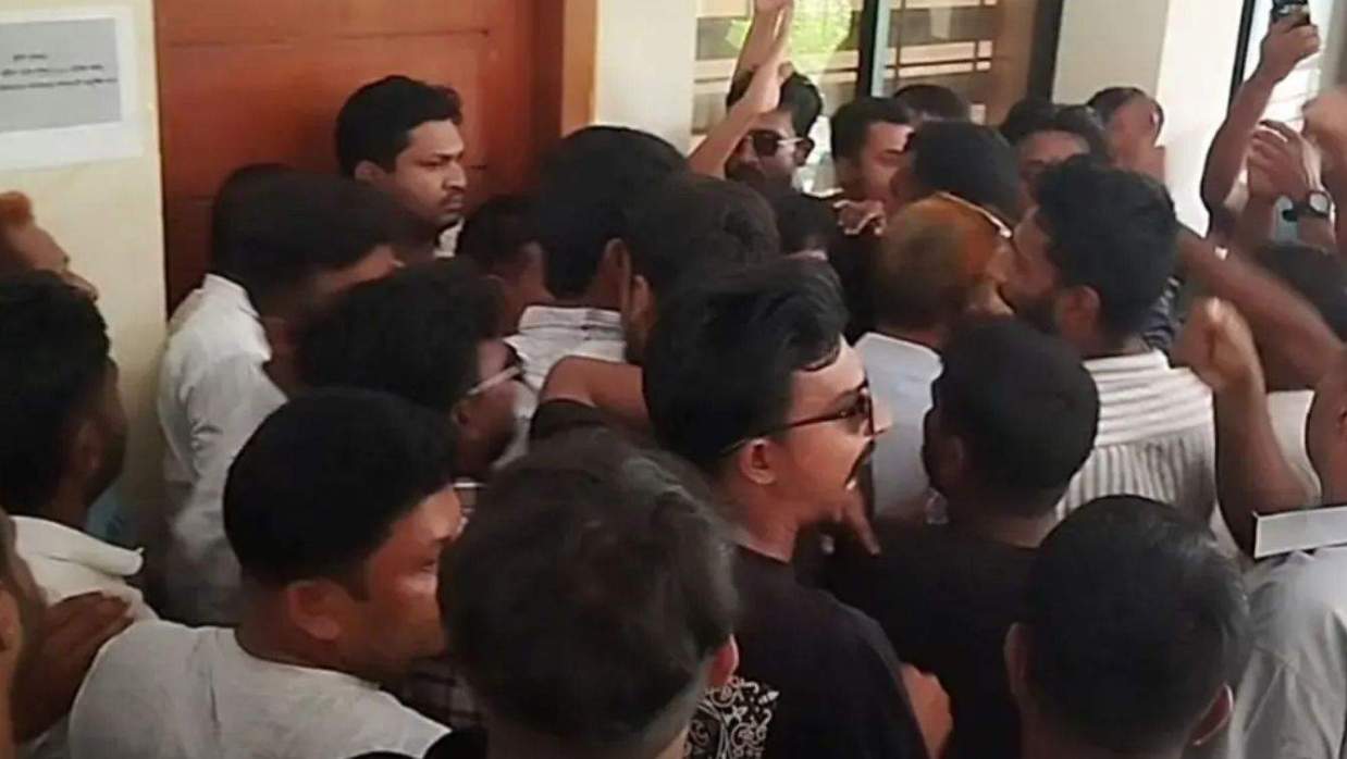 ফ্যামিলি কার্ডের শুমারিতে নিয়োগ নিয়ে ছাত্রদলের বিক্ষোভ-ভাঙচুর, অবরুদ্ধ দুই ইউএনও