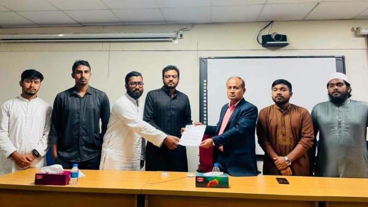 উপাচার্যকে স্মারকলিপি দিচ্ছেন ছাত্রশিবির নেতারা
