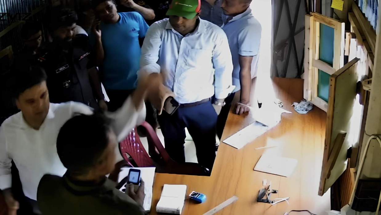 সাবেক ছাত্রদল নেতাকে পেটালেন ইউএনও, থামালেন এসিল্যান্ড