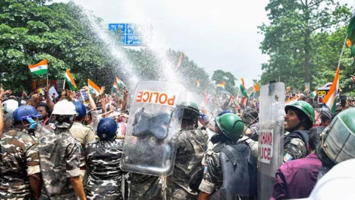 শিক্ষার্থীদের ওপর পুলিশের জলকামান প্রয়োগ