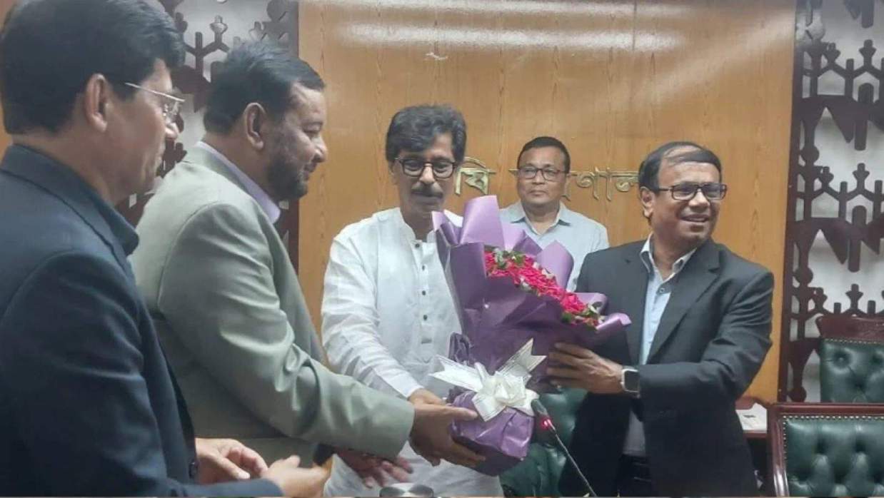 নবনিযুক্ত কৃষি সচিব মো. সেলিম খানকে ফুল দিয়ে বরণ করে নিচ্ছেন কৃষিমন্ত্রী মোহাম্মদ আমিন উর রশিদ