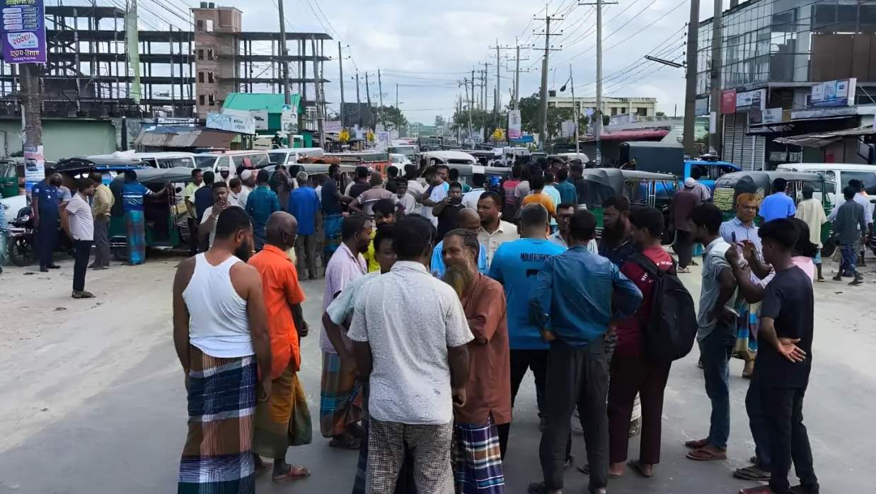 গ্যাস না পেয়ে সিএনজিচালকদের মহাসড়ক অবরোধ