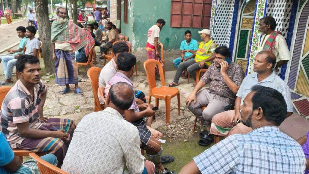 নিহত রামিদুজ্জামান টুটুলের বাড়ির সামনে স্থানীয় লোকজন