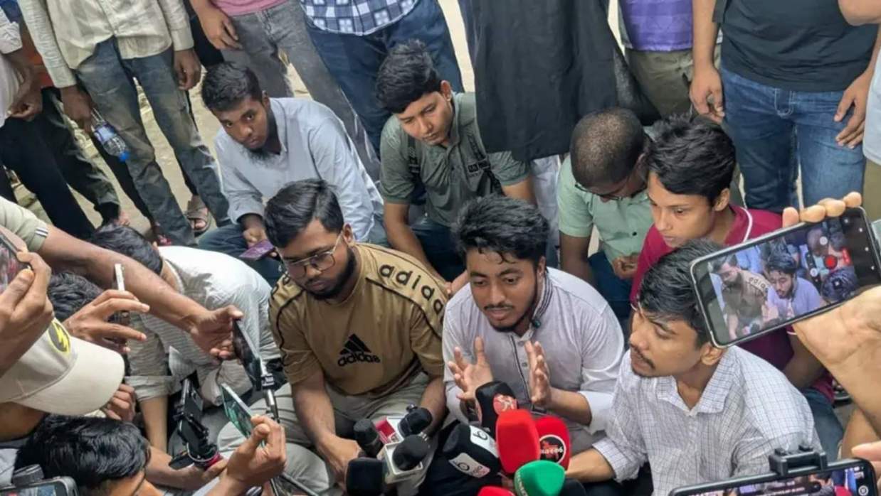 মাইগ্রেশনের দাবিতে ঢাকা কলেজের মূল ফটকে তালা দিয়ে বিক্ষোভ করেছেন একদল শিক্ষার্থী
