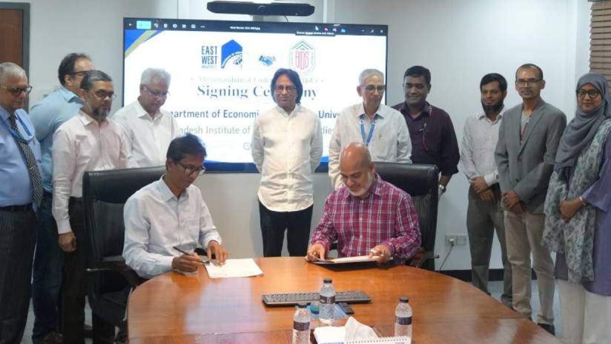 ইস্ট ওয়েস্ট বিশ্ববিদ্যালয়ের বোর্ডরুমে সমঝোতা স্মারক স্বাক্ষরিত হয়