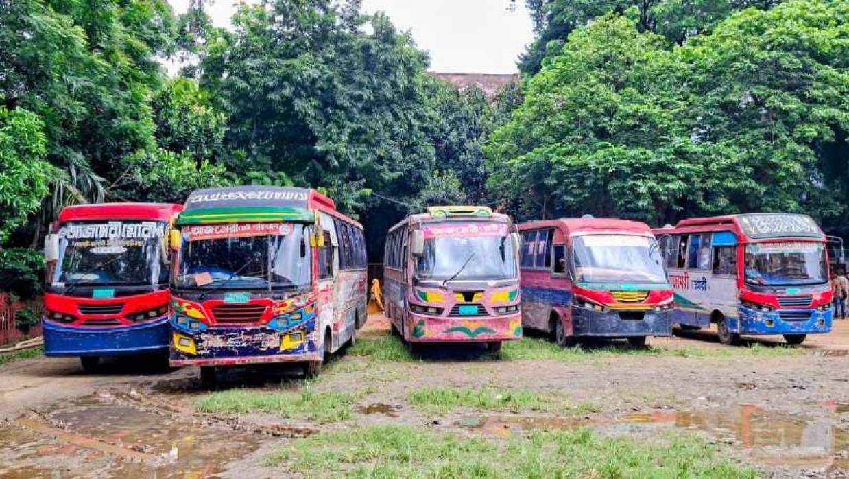 আটক করা আজমেরী গ্লোরি পরিবহনের পাঁচ বাস
