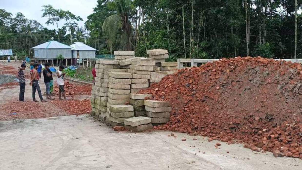 ব্রিজের সংযোগ সড়ক নির্মাণে জন্য রাখা ইট