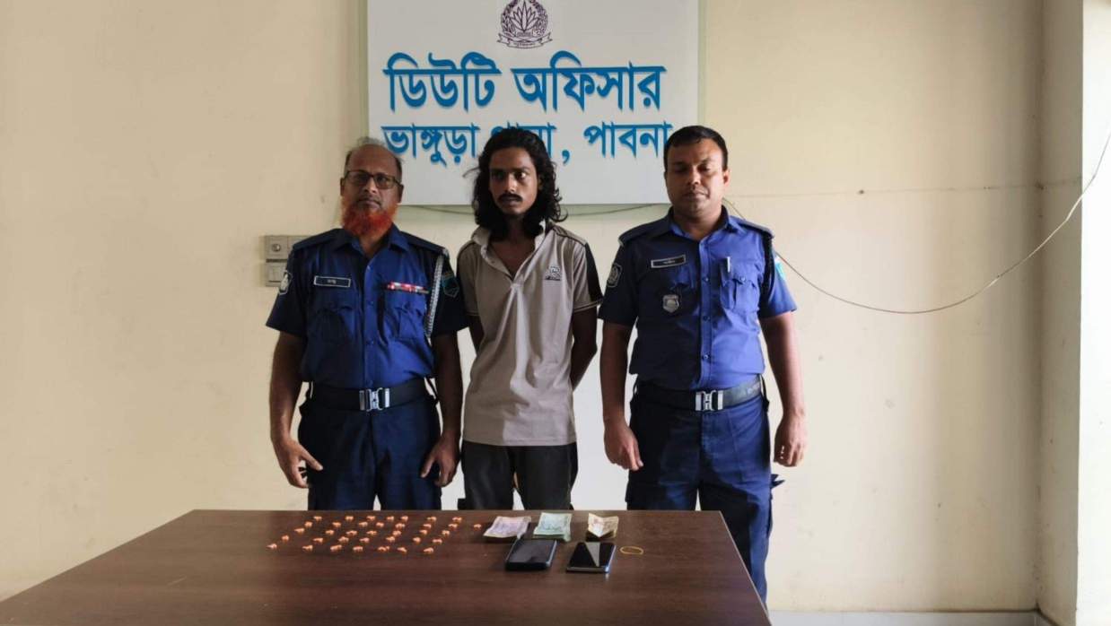 ভাঙ্গুড়া পৌরসভার ৩ নম্বর ওয়ার্ড বিএনপির সাধারণ সম্পাদক আব্দুল বারিকের ছেলে আবু হুরায়রা।