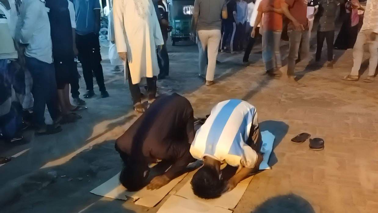 নামাজ পড়ছেন অভিযুক্ত ব্যক্তিরা।