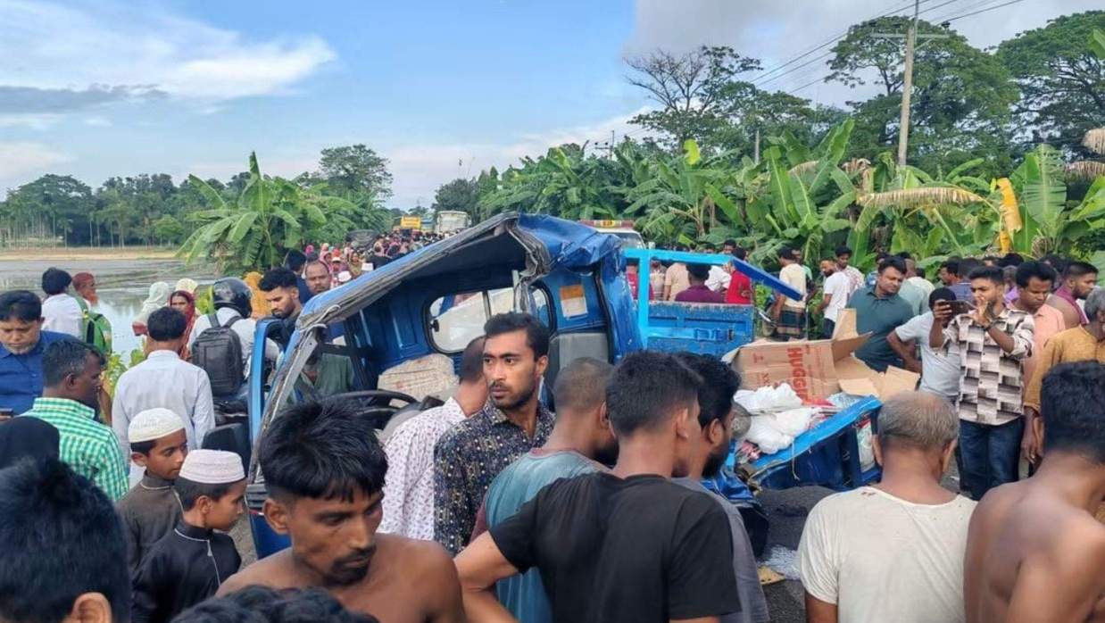 মুখোমুখি সংঘর্ষে দুমড়ে-মুচড়ে গিয়েছে পিকআপ।