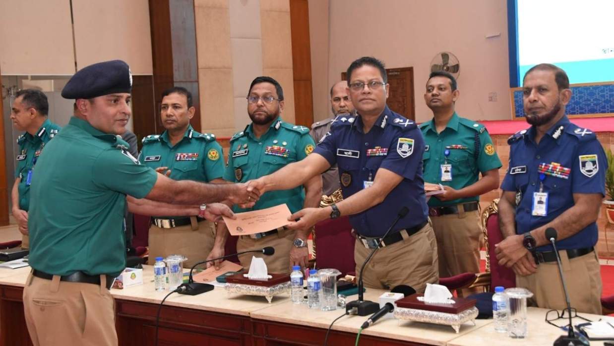 ভালো কাজের স্বীকৃতিতে পুরস্কার দিচ্ছেন আইজিপি ও ডিএমপি কমিশনার