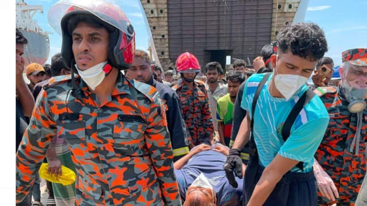 জাহাজ বিস্ফোরণে আহত এক শ্রমিককে নিয়ে যাচ্ছেন ফায়ার সার্ভিসের কর্মীরা