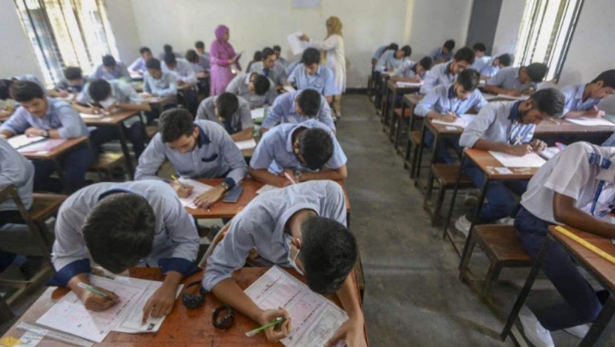 কেন্দ্রে এসএসসি পরীক্ষার্থীরা