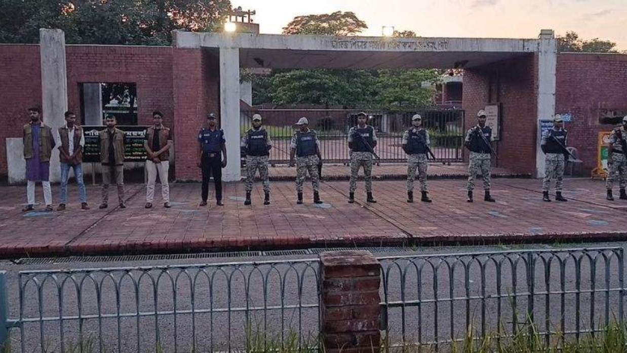 টুঙ্গিপাড়ায় বঙ্গবন্ধুর সমাধিসৌধ কমপ্লেক্সে পুলিশের কঠোর নিরাপত্তা