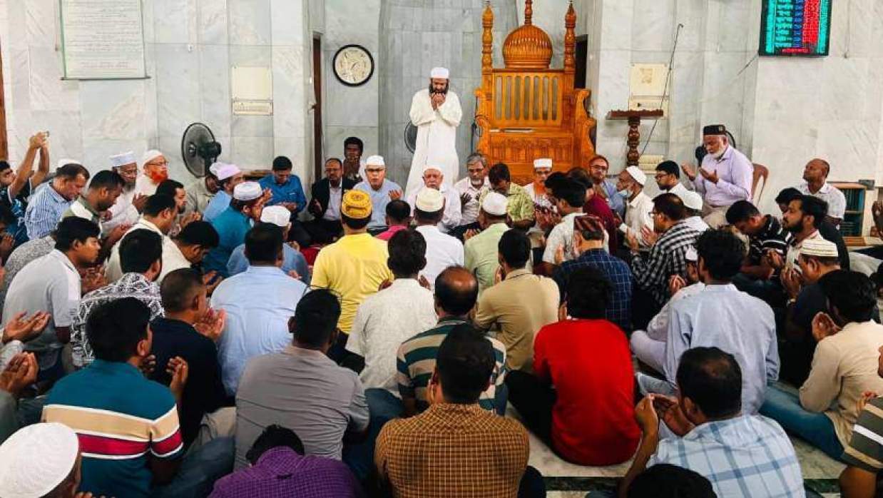 বিশ্ববিদ্যালয়ের কেন্দ্রীয় মসজিদে দোয়া ও মোনাজাত পরিচালনা করেন পেশ ইমাম ও খতিব মাওলানা আশরাফ উদ্দিন খান আজহারী