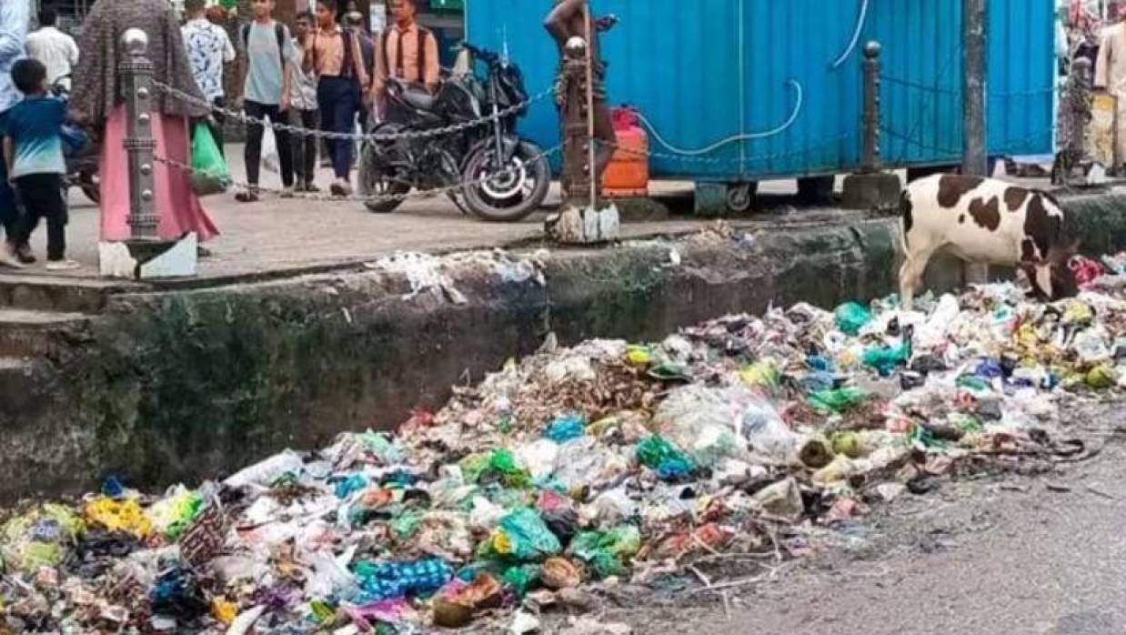 সড়কের পাশে বর্জ্যের স্তূপ