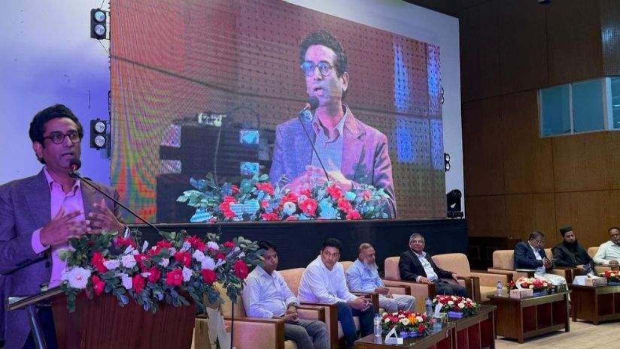 কৃষি বিশ্ববিদ্যালয়ে ভর্তি হওয়া নবীন শিক্ষার্থীদের বরণ অনুষ্ঠানে ইউজিসির কর্মকর্তারা