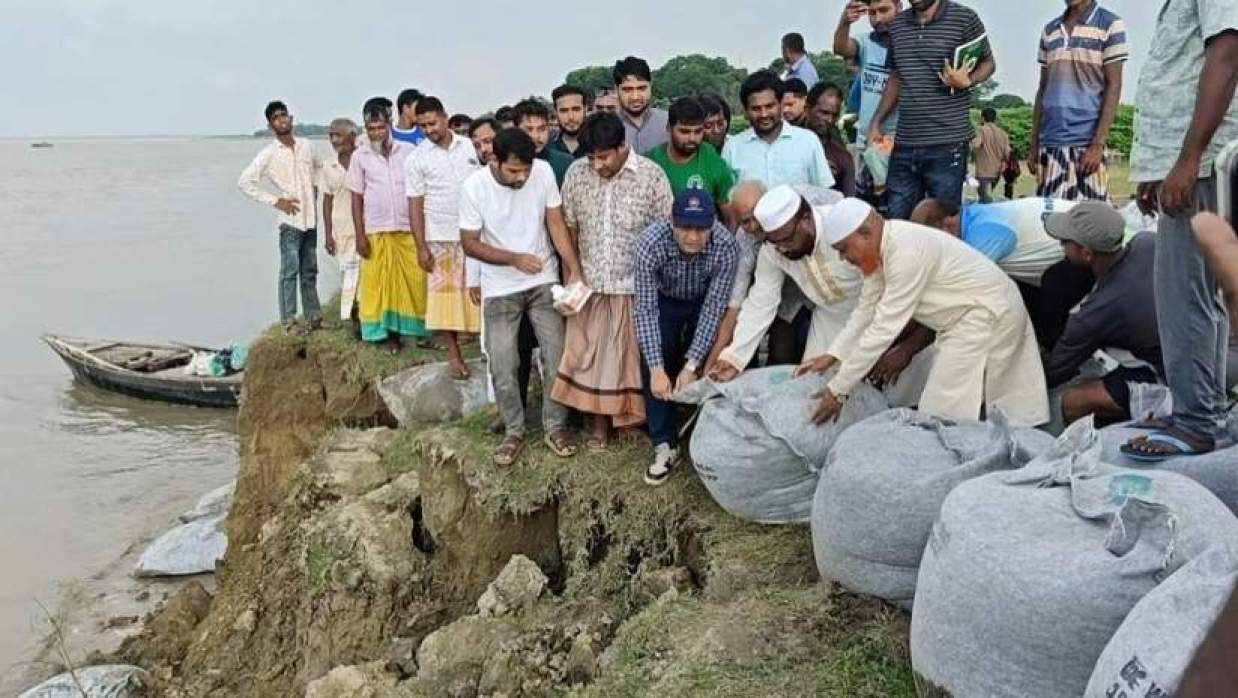 পদ্মার ভাঙন কবলিত এলাকায় বাঁধ নির্মাণকাজ উদ্বোধন করলেন এমপি বুলবুল