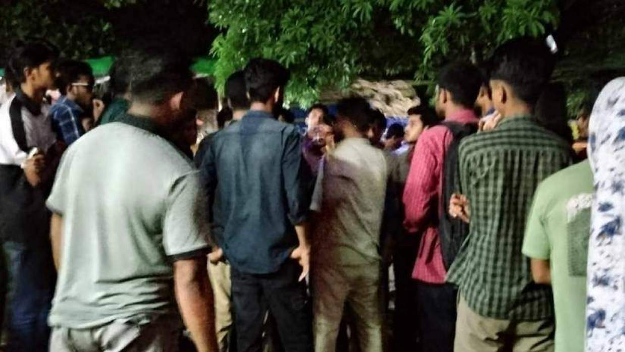 সংঘর্ষের একটি মুহূর্তে