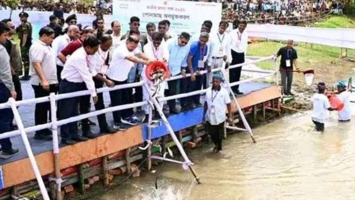 পাকুন্দিয়া উপজেলার মির্জাপুর চেয়ারম্যান বাড়ি ঘাট এলাকায় পুরাতন ব্রহ্মপুত্র নদের জলাশয়ে মাছের পোনা অবমুক্তকরণ প্রধানমন্ত্রী
