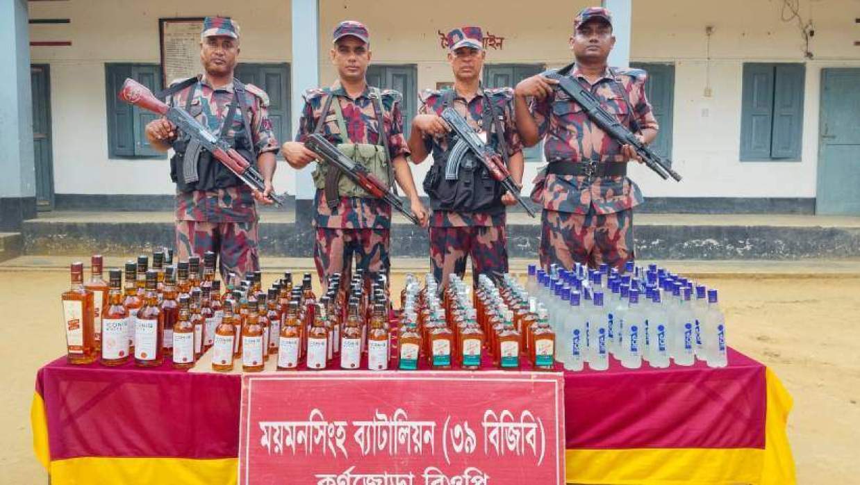 বিজিবির অভিযান জব্দ করা মদ