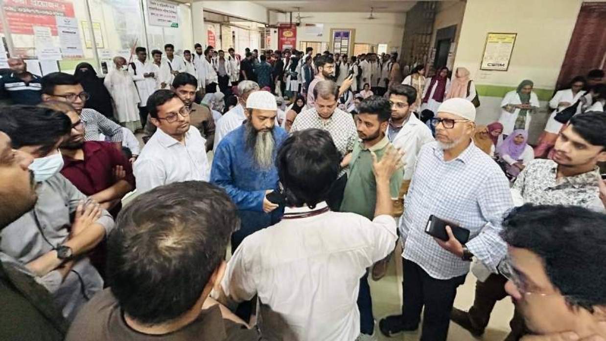 চিকিৎসকদের ওপর হামলার প্রতিবাদে শনিবার কর্মবিরতি শুরু হয়