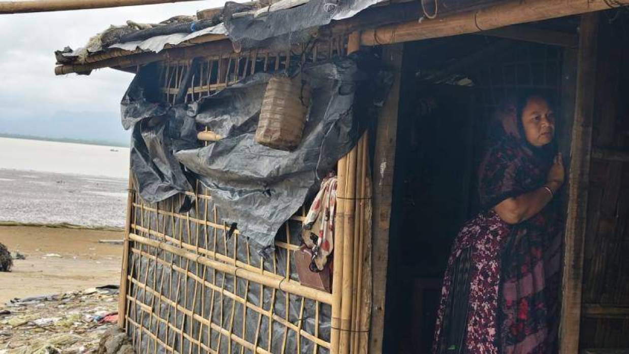 ঝুপরি ঘরের দুয়ারে সখিনা খাতুন